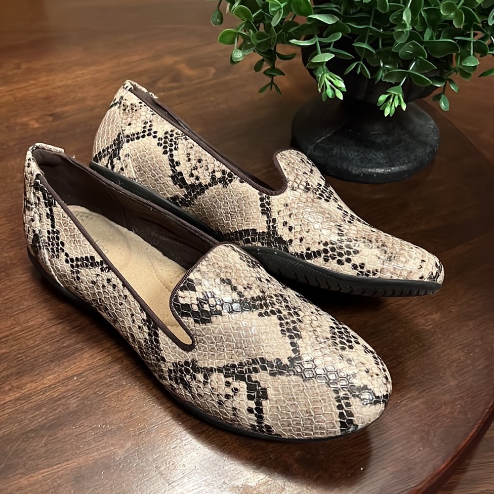 Clarks Ultimate Comfort Collection Snake Print Leather Flats Size 6